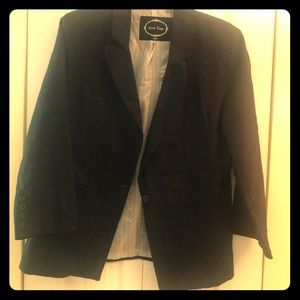 Lightweight black women’s blazer.